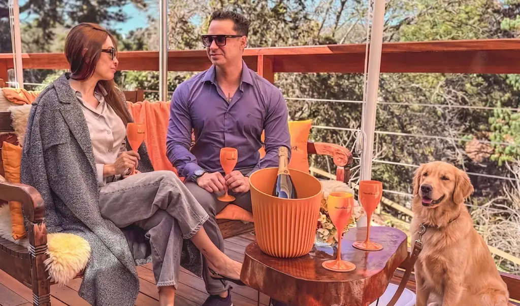 Casal e pet no Terraço Clicquot, no Hotel Boutique Quebra-Noz