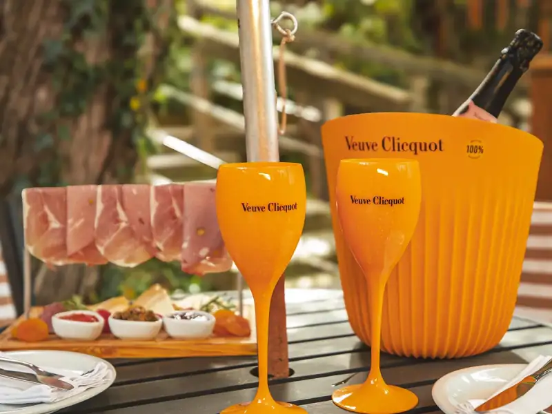 Imagem de mesa posta no Terraço Clicquot, no Hotel Boutique Quebra-Noz