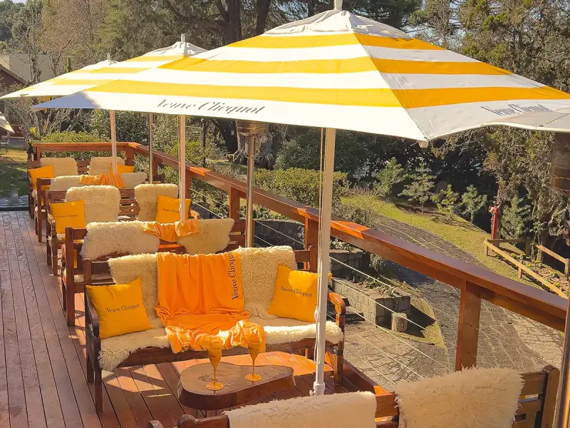 Imagem da área aberta do Terraço Clicquot, no Hotel Boutique Quebra-Noz